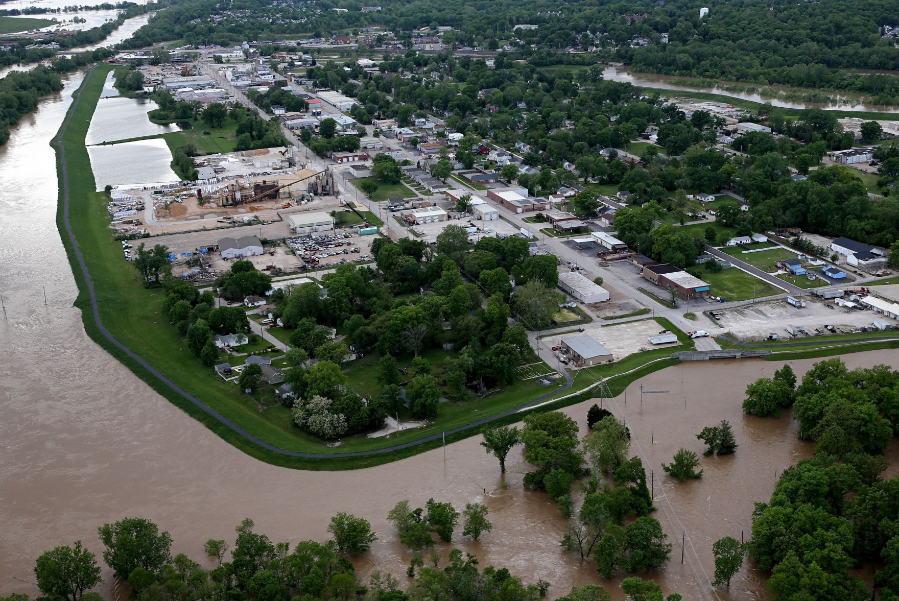 Flooding surrounds levee in Valley Park